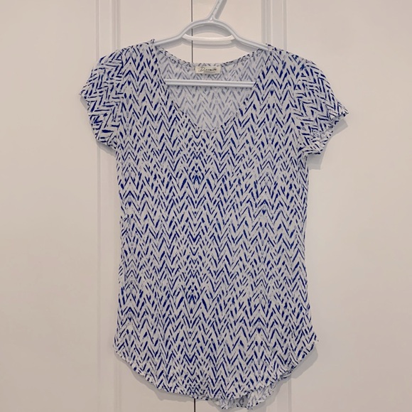 *3 items for $21* like new patterned Dynamite tshirt - Picture 1 of 1